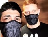 صورة تعكس علاقة الود بين فرجانى ساسى ولاعب الإسماعيلى فى تونس