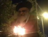 إيرانيون يحرقون صورة لخامنئى فى ميدان بمدينة مشهد احتجاجا على قمع الحريات