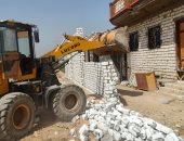 صور.. إزالة 3 مبانٍ مخالفة وأسوار بطول 730 مترًا بالعامرية غرب الإسكندرية