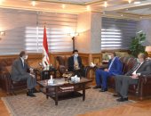 وزير الرياضة يلتقي رجال أعمال لبحث الاستثمارات المقترح إقامتها باستاد القاهرة