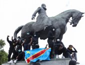 محتجون ضد العنصرية فى بلجيكا يستهدفون تمثال الملك المتهم بالإبادة بالكونغو