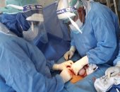 فريق طبى بمستشفى بنها التعليمى يجرى عملية جراحية لمريض مصاب بكورونا ..صور