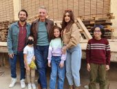 من كواليس فيلم الغسالة.. محمود حميدة يتوسط هنا الزاهد وأحمد حاتم.. صورة