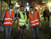 شباب عزبة النخل بالقاهرة يطهرون الشوارع ضد فيروس كورونا