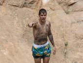 جاستن بيبر وزوجته هيلى يسبحان فى بحيرة بولاية يوتا 