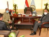 سكرتير عام مطروح يتابع انتظام العمل بالمدينة والديوان العام.. صور