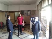صور.. وكيل "تعليم كفر الشيخ" تتفقد خدمة الشباك الواحد وتكرم 3 موظفين