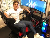 ديبالا يستغل وقت فراغه قبل العودة للملاعب في ألعاب الفيديو.. صورة