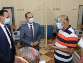 نائب محافظ سوهاج يتفقد مستشفى الحميات وغرف العزل بالمبنى .. صور
