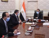 رئيس الوزراء يستعرض مع وزير الإعلام جهود التوعية لمواجهة "كورونا"  