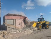 صور.. إزالة 5 أسوار تعدى على أراضى الدولة بطول 330 متر ببرج العرب بالإسكندرية