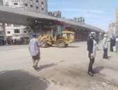 صور.. رئيس حي ثان المحلة يقود حملة نظافة مكبرة بميدان الشون