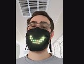 مبرمج كمبيوتر يطور قناع وجه ضد كورونا بأضواء تنشط عندما يتحدث الشخص