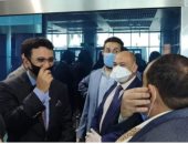 أولى رحلات اليمنيين العالقين بمصر تغادر مطار القاهرة