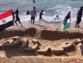 بصورة لعلم مصر وفلسطين..أحمد زاهر يشكر فنانين من فلسطين نحتوا اسمه على الرمال