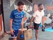 على أنغام "انت جدع".. شاهد ياسر إبراهيم فى وصلة تدريب مع عبد الله بكرى بالجيم