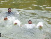 شباب وأطفال يلجأون لمياه النيل هربا من حرارة الجو