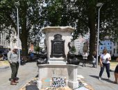 نحاتان غربيان: إزاحة تمثال كولستون ببريطانيا سخرية من تاجر الرقيق