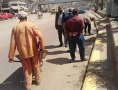 صور.. حملة نظافة مكبرة وصيانة احواض الزهور بشوارع المحلة