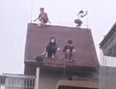  إنقاذ أطفال قبل سقوطهم من أعلى سطح مثلث لمبنى شاهق فى الصين.. فيديو