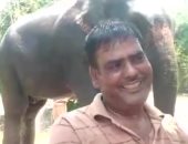 صور.. هندى يوصى بإعطاء ثروته الطائلة إلى فيلين أنقذا حياته عدة مرات