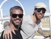 قلب ريال مدريد النابض .. راموس مع أخيه فى عيد ميلاده 