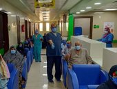 صور.. خروج 18 حالة من مستشفى إسنا للحجر الصحى بعد شفائهم من كورونا