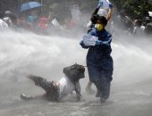 شرطة نيبال تستخدم خراطيم المياه لتفريق محتجين يطالبون بمواجهة صارمة لكورونا