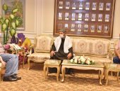 محافظ أسيوط يلتقى أسر الشهداء.. ويعلن توفير فرص عمل لهم  (صور)