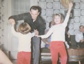 نوستالجيا.. شارون ستون تتعلم الرقص مع شقيقتها كيلى فى صورة عمرها 55 سنة