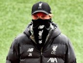 يورجن كلوب بالكمامة فى تدريبات ليفربول استعدادا لعودة الدوري الإنجليزى.. صورة