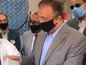 فيديو وصور.. محافظ الإسكندرية يطلق مشروع تصنيع الكمامات بأيدي الطالبات