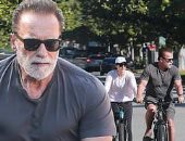 صور.. أرنولد شوارزنيجر فى جولة عائلية بالدراجات بشوارع لوس أنجلوس