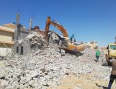 صور.. إزالة 4 حالات تعد على أملاك الدولة بمساحة 1250 مترا بمدينة العلمين