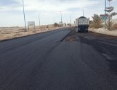 بدء أعمال رصف ووضع الطبقة الاسفلتية بطريق سملا علم الروم بمدينة مطروح