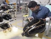 شركة هندية للدراجات البخارية تعيد فتح مصانعها مع تدابير الوقاية..فيديو