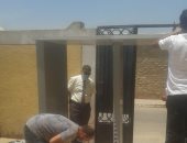 بدء تثبيت بوابات التعقيم أمام لجان امتحانات الثانوية العامة بالقاهرة.. صور
