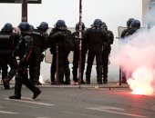 فيديو.. اشتباكات عنيفة بين الشرطة ومناهضين للعنصرية وسط باريس