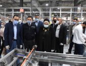 صور.. رئيس الوزراء يتفقد مصنعا لإنتاج الضفائر الإلكترونية للسيارات   
