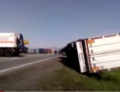 فيديو.. رياح عاتية تقلب عشرات الشاحنات فى جنوب روسيا