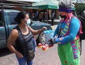 مهرجون يتسولون في شوارع جواتيمالا بعد توقف عروضهم بسبب كورونا.. فيديو