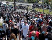 المسافات الآمنة أكثر القواعد المخترقة بأوروبا فى مرحلة التعايش مع كورونا.. غيابها أدى إلى إغلاق شواطئ إسبانية وفرنسية.. وصحيفة: عدم الالتزام بالتدابير الوقائية بمظاهرات مناهضة العنصرية أثارت القلق من نشر العدوى