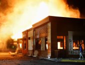 محتجون أمريكيون يحرقون مطعما فى محيط مقتل شاب أسود برصاص الشرطة
