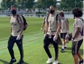 لاعبو ريال مدريد يتوجهون لأولى مبارياتهم بالتدابير الاحترازية.. فيديو وصور