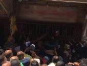 صور.. عشرات المواطنين يتزاحمون على محل بكفر الشيخ للحصول على سجائر