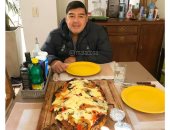 مارادونا ينفي إصابته بفيروس كورونا.. ويظهر بصحبه "شريحة لحم عملاقة"