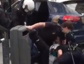 شاهد.. فيديو لشاب يتعرض للعنف من قبل الشرطة يثير الجدل فى إسبانيا 