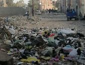 سيبها علينا.. شكوى من انتشار القمامة بقرية قراقص بالبحيرة