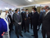 رئيس الوزراء يتفقد المستشفى الميداني بجامعة عين شمس