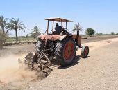 حرث 6 أفدنة أرض زراعية بعد إزالة التعديات عليها بمركز ابوقرقاص بالمنيا